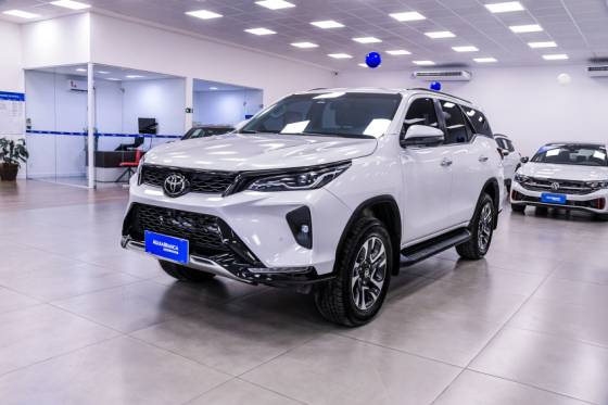 TOYOTA HILUX SW4 2.8 D-4D TURBO DIESEL SRX PLATINUM 7L 4X4 AUTOMÁTICO